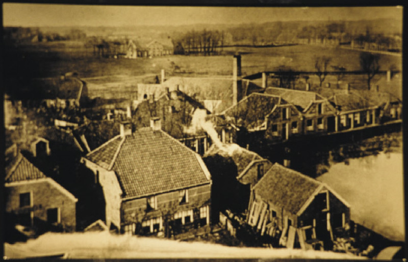 Parallelweg fabriek Nieuw Engeland gezicht op het Zeggelt, o.a. op boerderij Het Zeggelt. De Jozefkerk is er nog niet. Foto maart 1893.jpeg