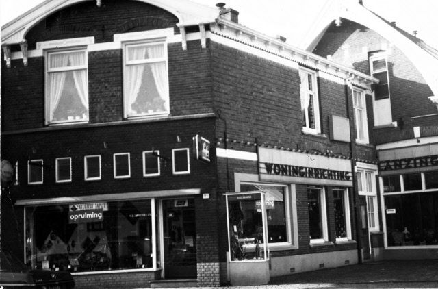 Deurningerstraat 21 Winkel H.G. Lanzing en Zonen Woninginrichting met bovenwoning 1975.jpeg