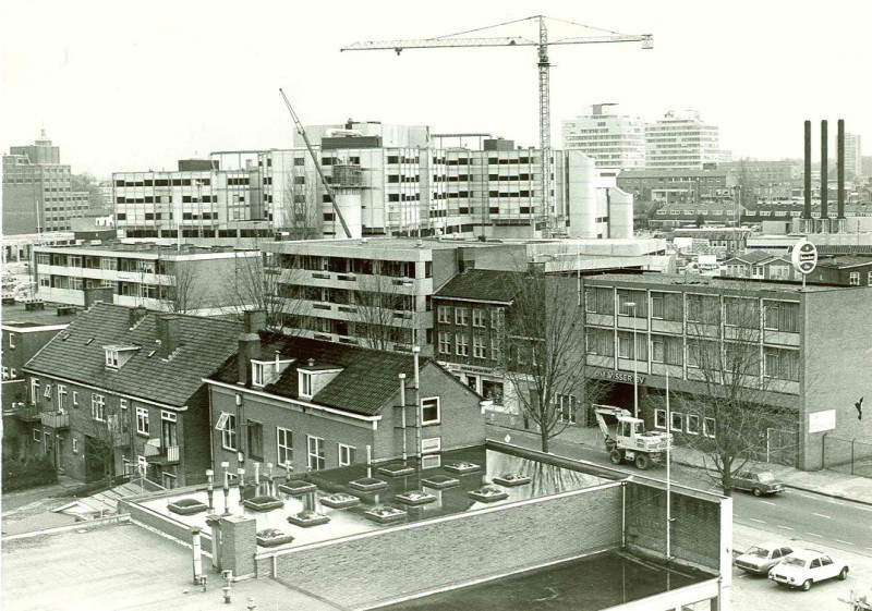 Haaksbergerstraat 113  rechts drankenhandel Visser richting nieuwbouw ziekenhuis nov. 1979.jpg