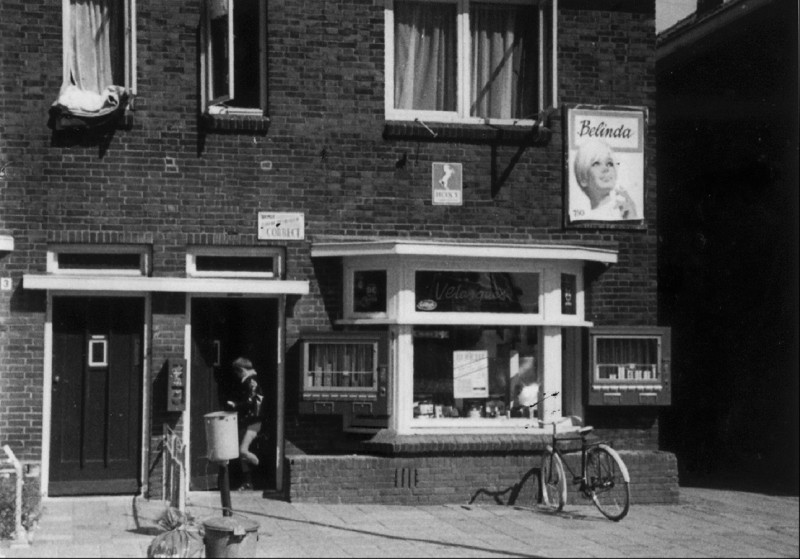 Vlierstraat 5 Correct Chem. Reinigen Sigaren- en rookwarenzaak 1985.jpg