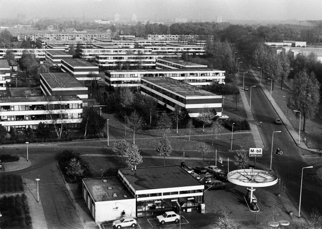De Kiepe 54 hoek Het Leunenberg kijkend richting Albergenbrink Tankstation Mobil Ook zijn hobbykamerwoningen Drive-inwoningen zichtbaar 17-11-1979.jpeg