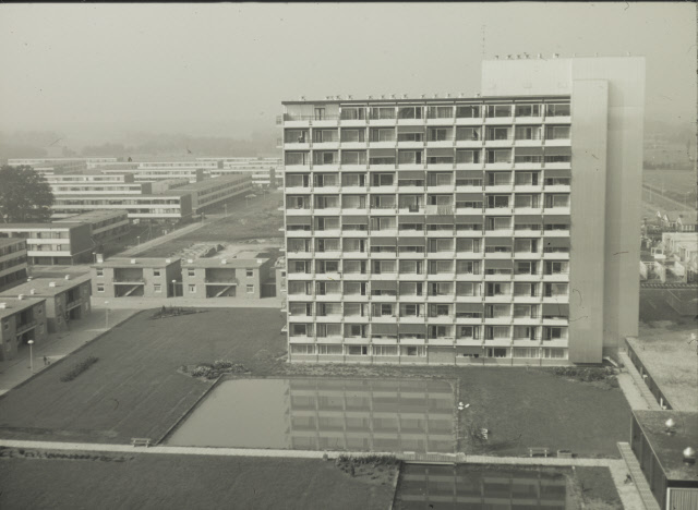 Broekheurnerrondweg 1, Bejaardencentrum Eigen Haard gezien vanaf flat Wesselerbrinklaan Vlierstraat 29-9-1971.jpeg
