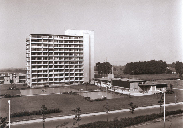 Broekheurnerrondweg 1 Bejaardencentrum Eigen Haard met op de voorgrond vijver 21-9-1972.jpeg