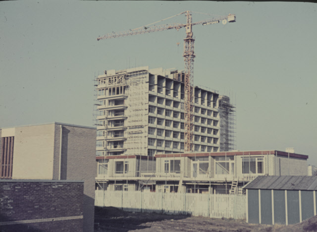Broekheurnerrondweg 1 Bouw bejaardencentrum Eigen Haard 1-2-1970.jpeg