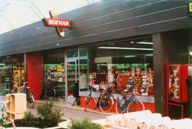 Wesselerbrinklaan 109 Sigarenzaak Jan Haast in het winkelcentrum Wesselerbrink tegenwoordig winkelcentrum Zuid 1976.jpeg