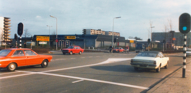Wesselerbrinklaan hoek Broekheurnering kiijkend naar het winkelcentrum de Wesselerbrink tegenwoordig winkelcentrum Zuid met o.m. De Gruyter 1975.jpeg