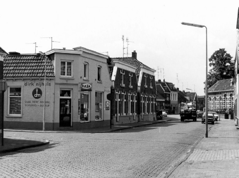 Minkmaatstraat 86 Woningen en winkels. O.a. verfwinkel Dirk Nijhuis.jpg