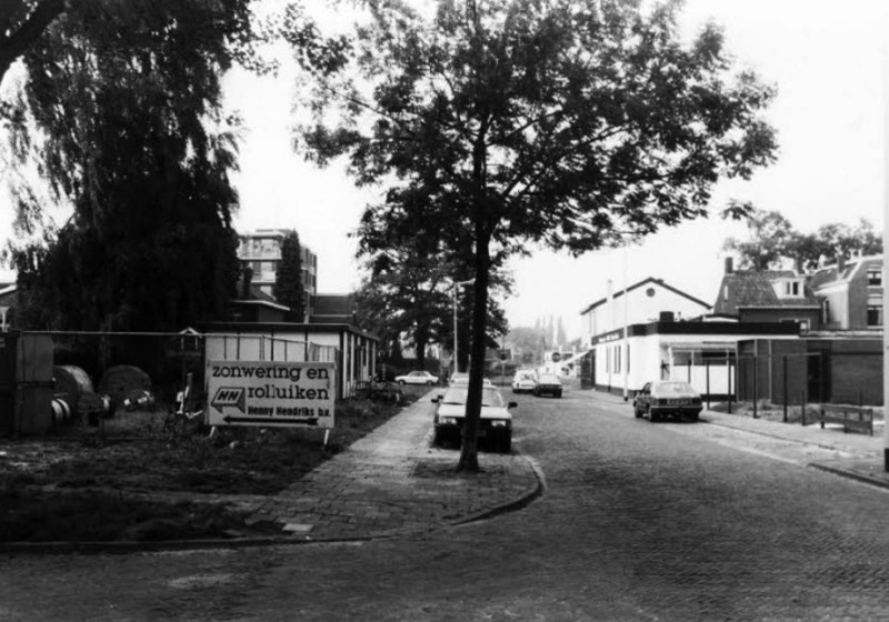 Helenastraat 35  in noordwestelijke richting, nabij kruising met de Jacobastraat met links bord van Henny Hendriks B.V. Rechts bakkerij Busch 1988.jpg