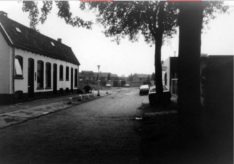 Helenastraat 25 hoek Jacobastraat Straatbeeld met woningen gezien in zuidwestelijke richting. Rechts Henny Hendriks B.V. 1988.jpg