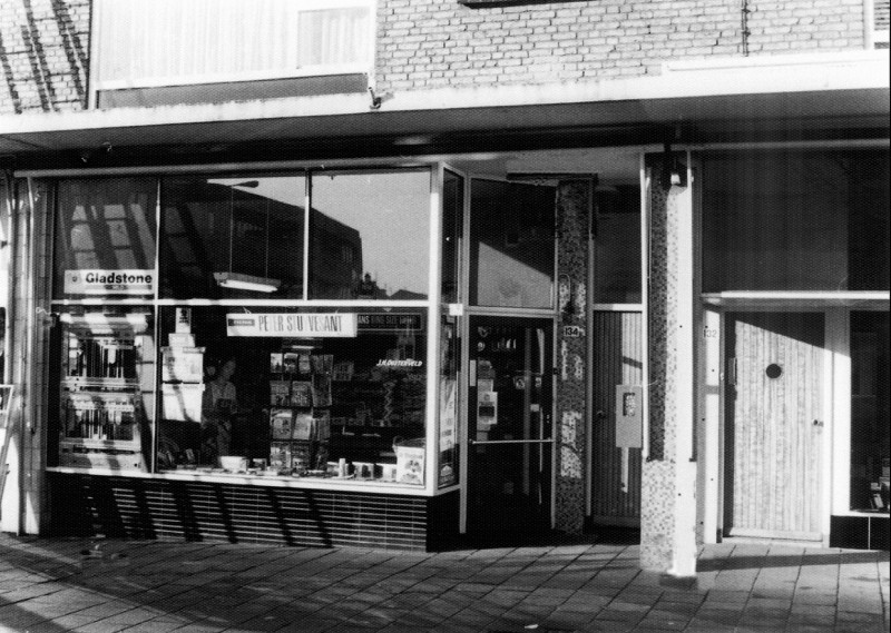 Haaksbergerstraat 134 Winkel Fa. Duursma Sigaren- en tabakzaak. Ook is de ingang van Tönies gereedschappen 1976.jpg