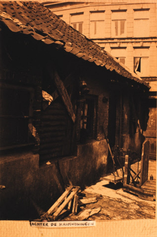 Diezerstraat 1 vanaf Mauritsstraat  De achterkant met de weegschaal van Stokkentre's lompen en oudijzerhandel 1930.jpeg