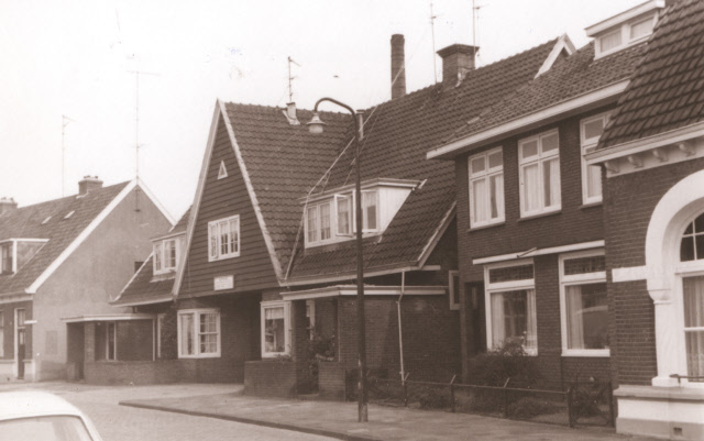 Emmastraat 239-247 woningen en ingang naar Van der Wurp Cash and Carry Groothandel 1967.jpeg