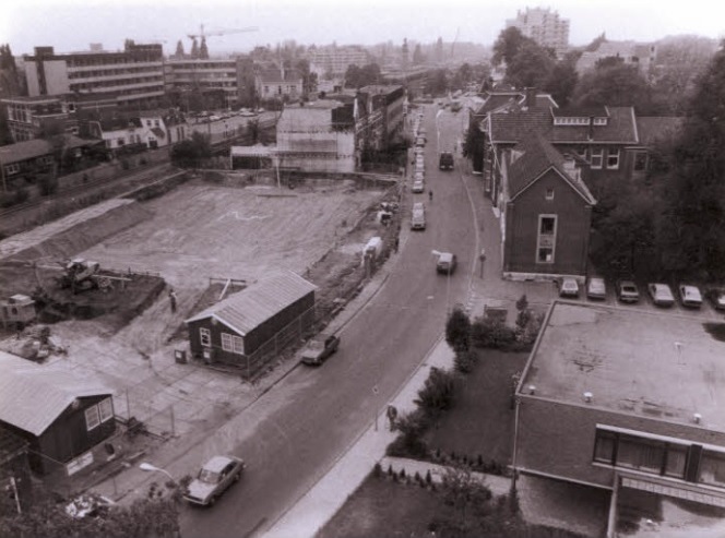 Molenstraat 50 Links bouwput Noordmolen. er tegenover het oude OWV gebouw. sept. 1981.jpg