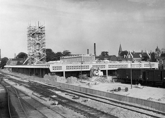 Het in aanbouw zijnde nieuwe N.S.-station Enschede in 1950.jpg