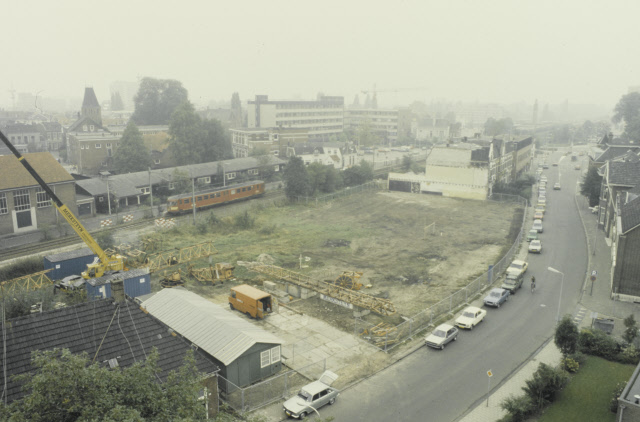 Molenstraat 50  bouw van gebouw De Noordmolen voor de Bouwdienst. Op achtergrond  spoorlijn Enschede-Gronau jaren 70.jpeg