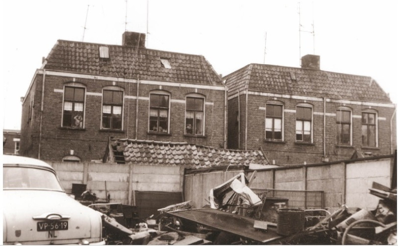 Welstraat 40 Op de voorgrond opslagplaats van handel in oud ijzer. Op de achtergrond de achterzijde van de onder- en bovenwoningen aan de Wagelerdwarsstraat zoals de toestand in 1967 was.jpg