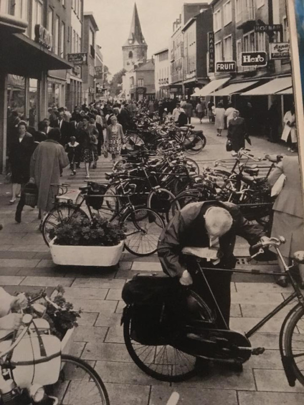 Raadhuisstraat 14 bakker Holtkamp (nu Ziengs schoenen)  Raadhuishotel..jpg