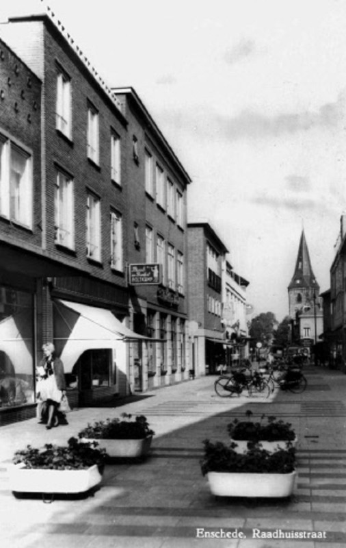 Raadhuisstraat 14 met o.a. Brood en Banket Holtkamp, 't Raedhuys Hotel. Op de achtergrond de Grote Kerk op de Oude Markt.jpeg