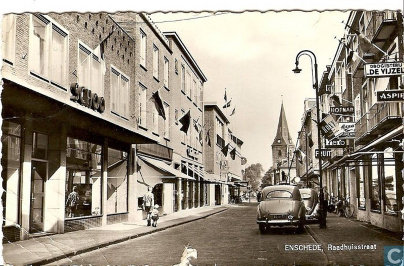 Raadhuisstraat 23 rechts drogisterij de Vijzel van Dhr Scholten.jpg