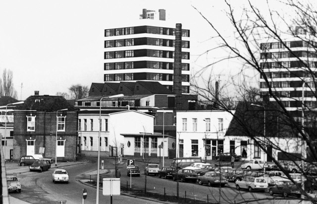 Veenstraat 11-25 Drukkerij Roelofs en het Oaldste Hoes april 1975.jpeg
