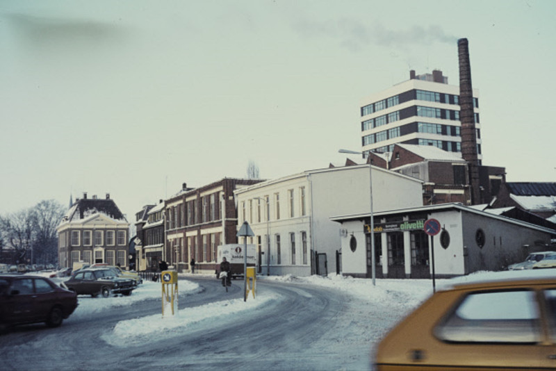 Veenstraat 11a rechts winkel Roelofs kantoormachines kasregisters jaren 70.jpeg