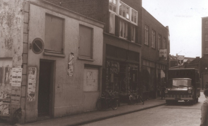 Van Lochemstraat 1-3 winkels en woningen 1967.jpg