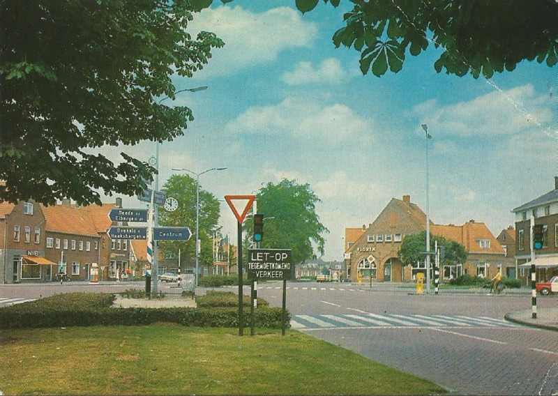 Pathmossingel 6 slijterij kruispunt Haaksbergerstraat 1978. links hoek Pathmosstraat ligt de dikke steen.jpg