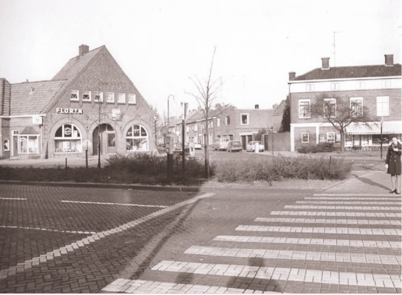 Pathmossingel 4-6 Kruispunt nabij Haaksbergerstraat. In het hoekpand op de hoek met de Janninksweg, met o.a. slijterij en verfwinkel. Rechts drogisterij Kiffen.jpg