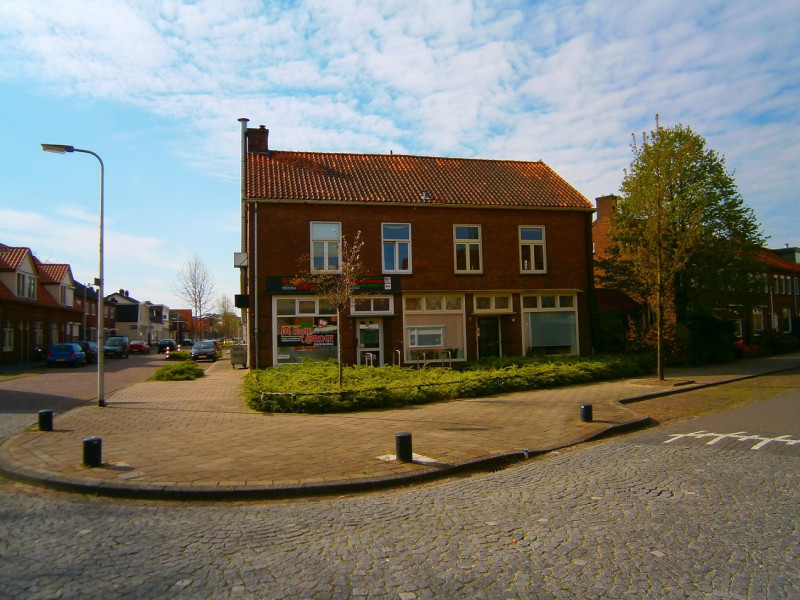 Zweringweg 1 hoek Dennenweg Roti Corner vroeger slagerij Peeters en daarnaast kapper Heijdeman.JPG