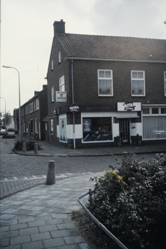 Zweringweg 1 hoek Dennenweg Slijterij Mitra begin jaren 90.jpeg
