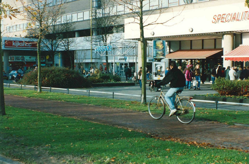 Klanderij 130 vanaf Boulevard 1945 Rechts winkelpassade de Klanderij. Kijkshop ANWB 1995.jpg