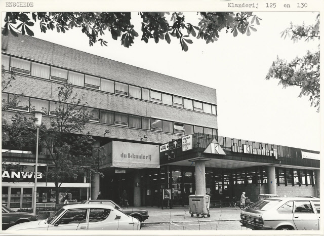 Klanderij 130 Zij-ingang van winkelcentrum De Klanderij met links de ANWB.jpeg