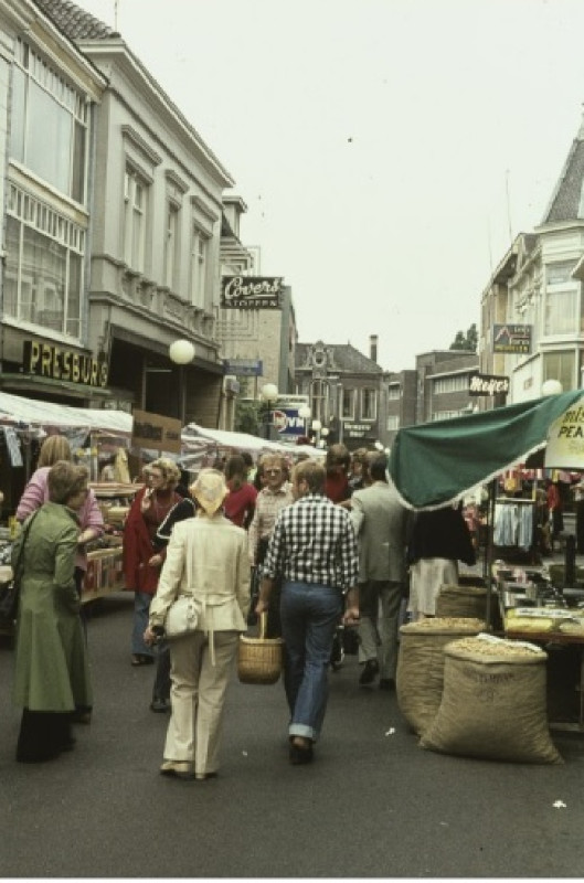 Marktstraat 5-9 Marktkramen Presburg, Covers stoffen, Meijer, Talamini Ijssalon 1978.jpg