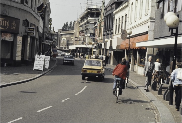 Marktstraat 1 hoek Markt 6-7 fotospeciaalzaak (Trinity), Modehuis Meijer, Resink meubelen, Gijs en Nettomarkt. 1978.jpg