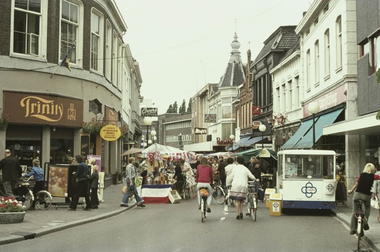 Marktstraat 1 hoek Markt 6-7  Fotospeciaalzaak (Trinity), Tapijthandel, Jan de Lange, Meijer, Covers Stoffen 1978.jpg