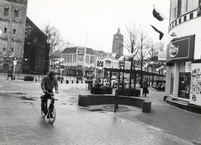 Markt 6-7 hoek Marktstraat 1 Trinity richting Langestraat met zicht op de Grote Kerk, het VVV-kantoor en het stadhuis. 1981.jpg