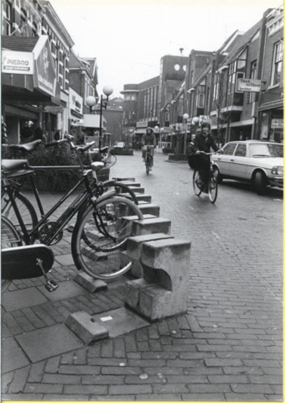 Hengelosestraat 19 rechts Beddenspeciaal zaak Henk ter Horst en verderop de Nettomarkt 1981.jpeg