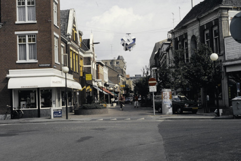 Korte Haaksbergerstraat 46 hoek Nijverheidsstraat met schoonheidssalon Marbe, boekhandel Michon, J.H. van Kan.jpeg