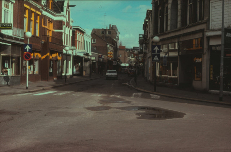 Haaksbergerstraat 42  boekhandel Michon, bontwerker J.H. van Kan, bruidskleding Chic, City Radio, Uitzendbureau Aktie 68, Pico Mode. Rechts Fox Speelgoed 1978.jpeg
