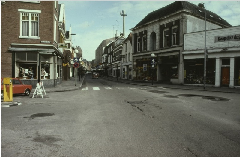 Haaksbergerstraat 27 rechts Fox.  links parfumerie Valk, boekhandel Michon, bontwerker J.H. van Kan. 1978.jpg