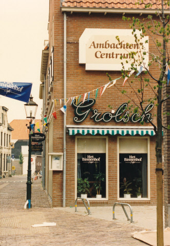 Walstraat 4-6-8 Café Het Binnenhof, met naastgelegen Ambachtencentrum. aug. 1987.jpeg