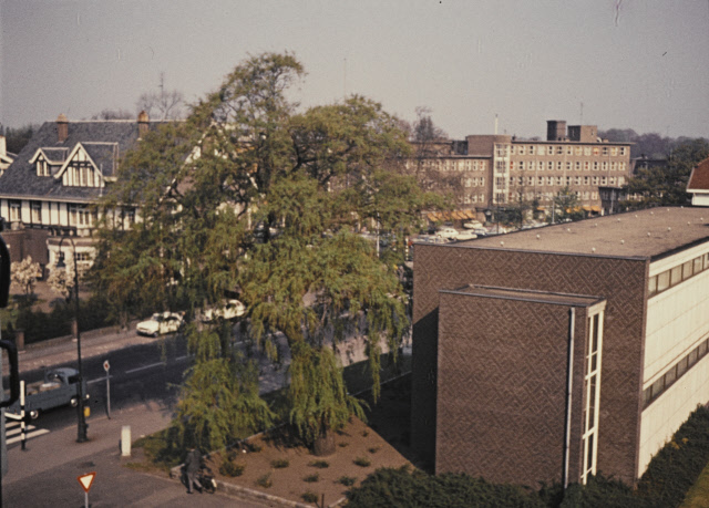 De Ruyterlaan 19 Op de voorgrond Natuurmuseum, links Villa De Groote Schuur en rechts ziekenhuis Ziekenzorg jaren 70.jpeg