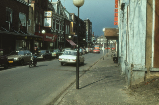 Oldenzaalsestraat 41-45 Winkels links Nijenhuis, Bertus Workel, Fotospeciaalzaak, Melching en Van Ulzen.jpeg