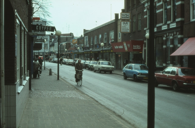 Oldenzaalsestraat 41-45 Winkels rechts Bertus Workel, Nijenhuis jaren 70.jpeg