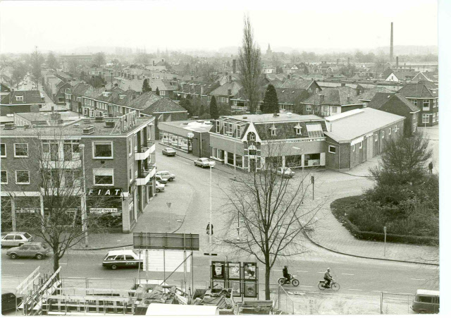 Wooldriksweg 166 hoek Haaksbergerstraat en Zuiderspoorstraat, met Fiat garagebedrijf Lang en Fa. Hamburger 1979.jpeg