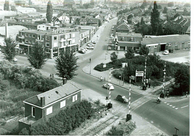 Wooldriksweg 166 hoek Haaksbergerstraat en Zuiderspoorstraat Fiat garage augustus 1973.jpeg