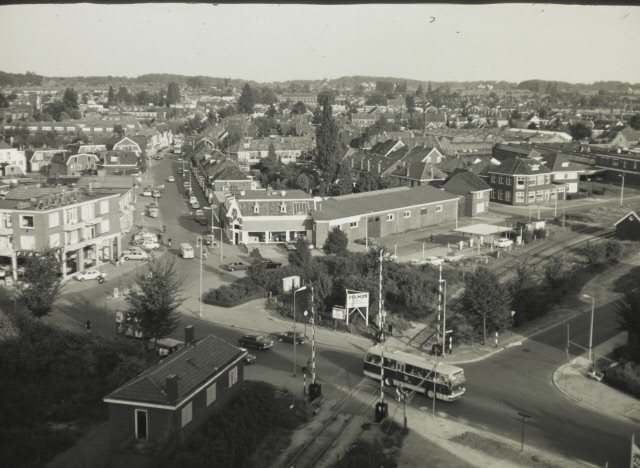 Wooldriksweg 166 links hoek Haaksbergerstraat ,overweg N.S. Zuid en Industriestraat gezien vanaf studentenflat Haaksbergerstraat 9-9-1971.jpeg