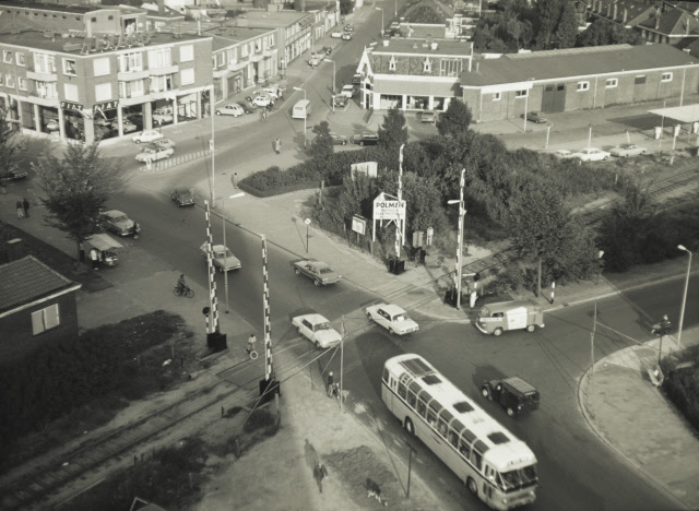 Wooldriksweg 166 links Fiat garage en de Industriestraat gezien vanaf het Studentenflat. Haaksbergerstraat 9-9-1971.jpeg