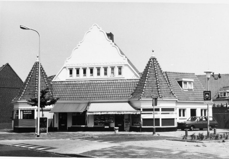 Pathmossingel 106-108 Sparwinkel en bloemenwinkel panden gemeentelijk monument.jpg