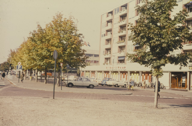 Boulevard 1945-335 Flatwoningen nabij kruising met de Oldenzaalsestraat met daaronder supermarkt Albert Heijn.jpeg